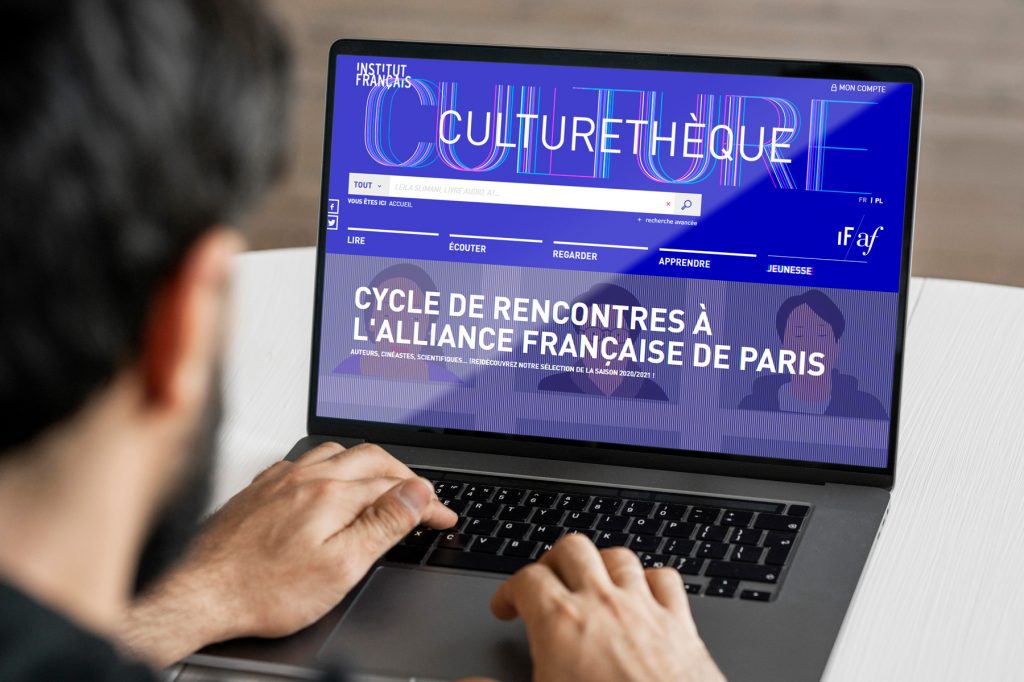 Laptop na którym widoczna jest strona Culturetheque