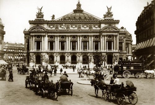 Budynek opery w Paryżu, przed nimi konie z wozami