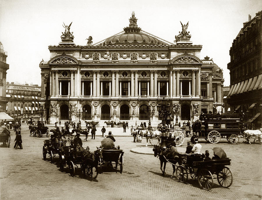 Budynek opery w Paryżu, przed nimi konie z wozami