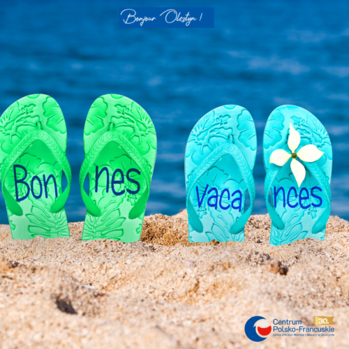 plaża klapki i hasło Bonnes vacances/ Udanych wakacji