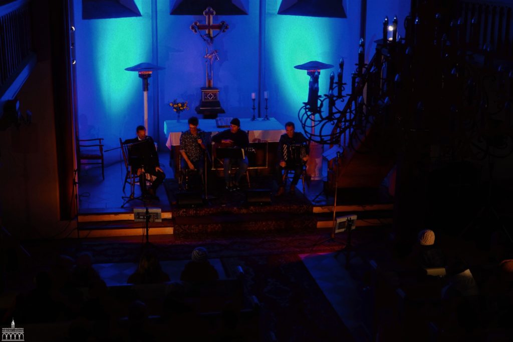muzycy grający w kościele