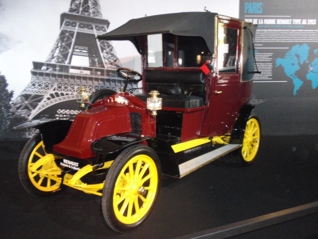 Zdjęcie taksówki renault z 1914 roku. Stary, archaiczny samochód.