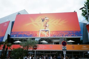 Banner festiwalu w cannes, złota palma na pomarańczowym tle