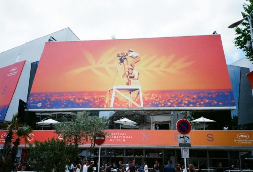 Banner festiwalu w cannes, złota palma na pomarańczowym tle