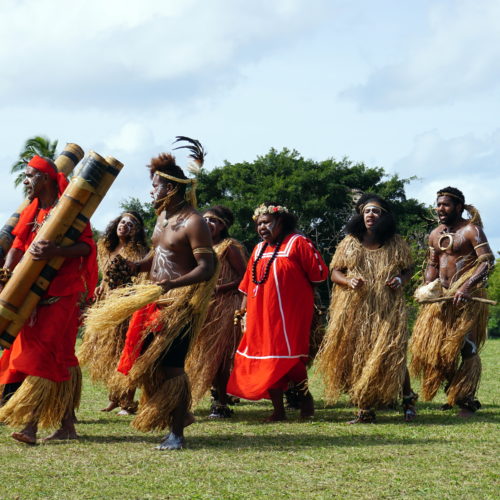 Zdjęcie. Nowa Kaledonia. Ludność tubylcza w tradycyjnych strojach, głównie czerwonych, ale również brązowych