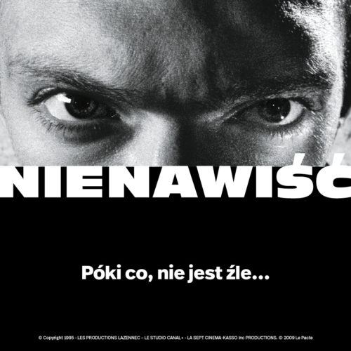 grafika inspirowana filmem nienawiść, oczy głównego aktora na górnej połowie, na dolnej czarne tło, napisy Nienawiść, póki co, nie jest źle.