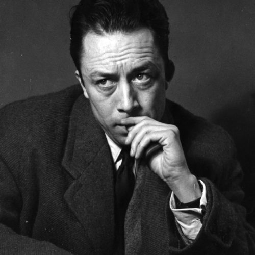 Zdjęcie. Czarno-biały portret Alberta Camusa